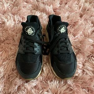 Nike Air Huraches Black